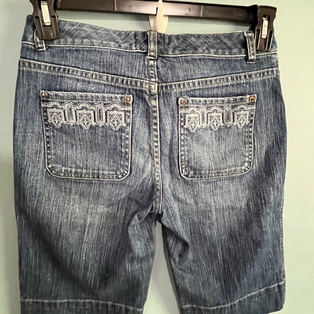 SELLING WHITE HOUSE BLACK MARKET JEAN SHORT SIZE SMALL CONDITION:USED - Picture 9 of 16
